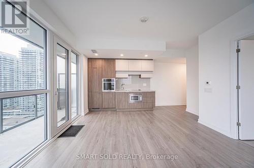 1809 - 39 Roehampton Avenue, Toronto, ON - Indoor Photo Showing Kitchen