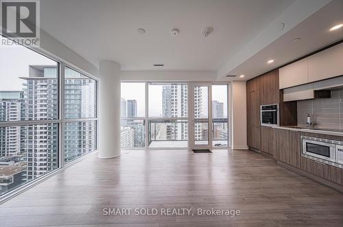 1809 - 39 Roehampton Avenue, Toronto, ON - Indoor Photo Showing Kitchen