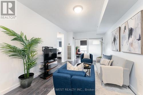 414 - 5800 Sheppard Avenue E, Toronto, ON - Indoor Photo Showing Living Room