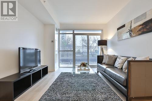 302 - 55 Oneida Crescent, Richmond Hill, ON - Indoor Photo Showing Living Room