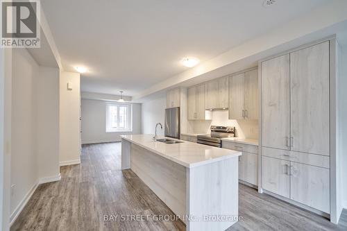 1360 Kobzar Drive, Oakville, ON - Indoor Photo Showing Kitchen With Double Sink With Upgraded Kitchen