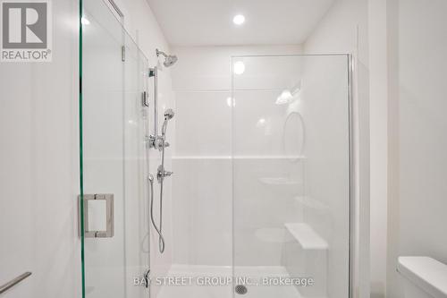 1360 Kobzar Drive, Oakville, ON - Indoor Photo Showing Bathroom