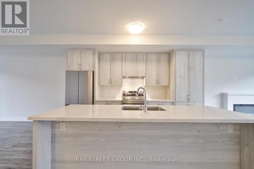 1360 Kobzar Drive, Oakville, ON - Indoor Photo Showing Kitchen With Double Sink With Upgraded Kitchen