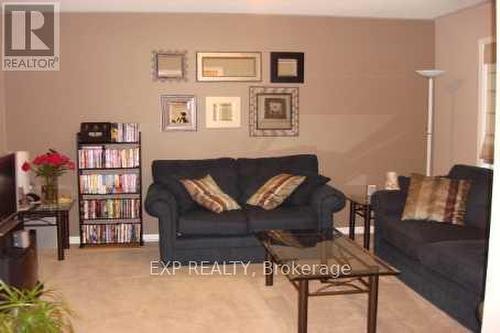 1020 Yates Drive, Milton, ON - Indoor Photo Showing Living Room