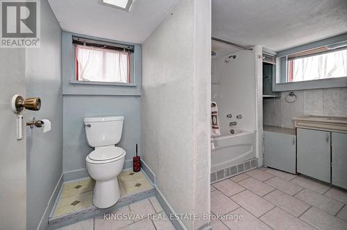 362 Duke Street W, Kitchener, ON - Indoor Photo Showing Bathroom