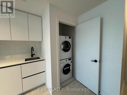 1503 - 127 Broadway Avenue, Toronto, ON - Indoor Photo Showing Laundry Room