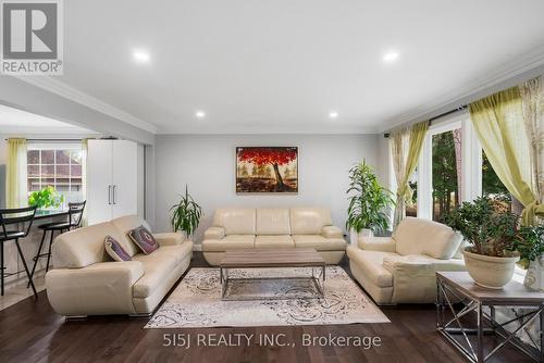 18947 Mccowan Road, East Gwillimbury, ON - Indoor Photo Showing Living Room