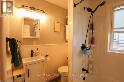 179 Paling Avenue, Hamilton, ON - Indoor Photo Showing Bathroom