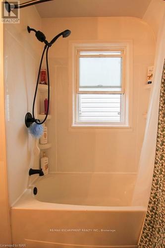 179 Paling Avenue, Hamilton, ON - Indoor Photo Showing Bathroom