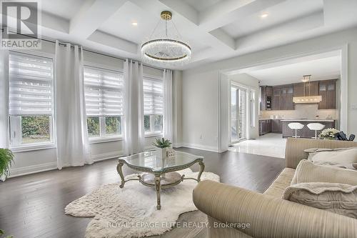 106 Silk Twist Drive, East Gwillimbury, ON - Indoor Photo Showing Living Room