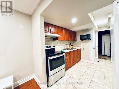 3362 Angel Pass Drive, Mississauga, ON - Indoor Photo Showing Kitchen