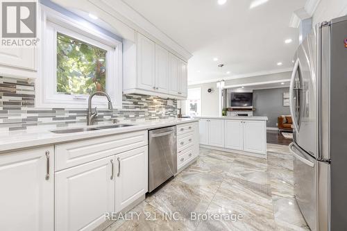 971 Thimbleberry Circle, Oshawa, ON - Indoor Photo Showing Kitchen With Double Sink With Upgraded Kitchen