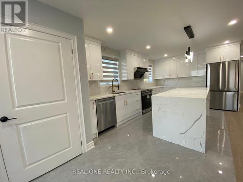 1186 Shadeland Drive, Mississauga, ON - Indoor Photo Showing Kitchen With Upgraded Kitchen