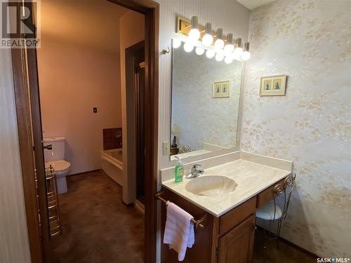 726 Main Street, Eston, SK - Indoor Photo Showing Bathroom