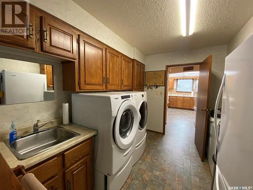 726 Main Street, Eston, SK - Indoor Photo Showing Laundry Room