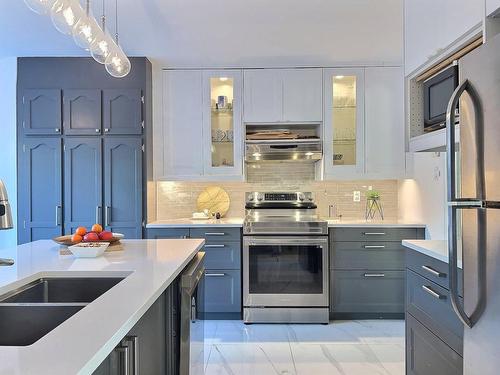 Cuisine - 6835 Crois. Verdon, Laval (Sainte-Rose), QC - Indoor Photo Showing Kitchen With Double Sink With Upgraded Kitchen