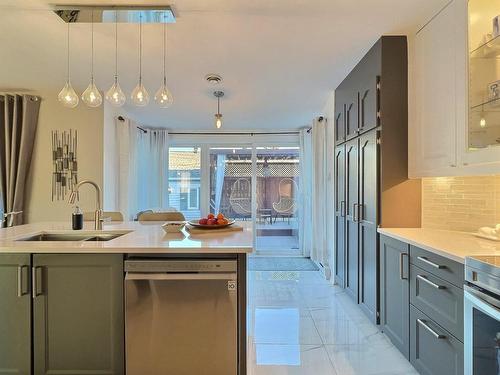 Cuisine - 6835 Crois. Verdon, Laval (Sainte-Rose), QC - Indoor Photo Showing Kitchen With Double Sink With Upgraded Kitchen