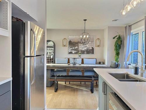 Vue d'ensemble - 6835 Crois. Verdon, Laval (Sainte-Rose), QC - Indoor Photo Showing Kitchen With Double Sink