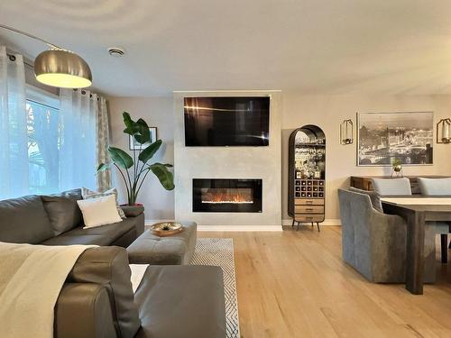 Salon - 6835 Crois. Verdon, Laval (Sainte-Rose), QC - Indoor Photo Showing Living Room With Fireplace