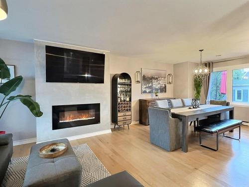 Vue d'ensemble - 6835 Crois. Verdon, Laval (Sainte-Rose), QC - Indoor Photo Showing Living Room With Fireplace