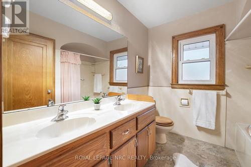 78 Canboro Road, Pelham (662 - Fonthill), ON - Indoor Photo Showing Bathroom