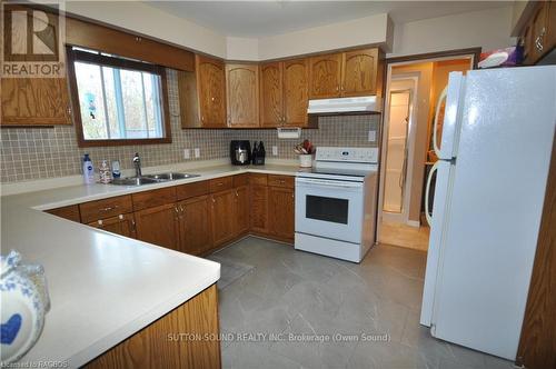 2675 9Th Avenue E, Owen Sound, ON - Indoor Photo Showing Kitchen With Double Sink