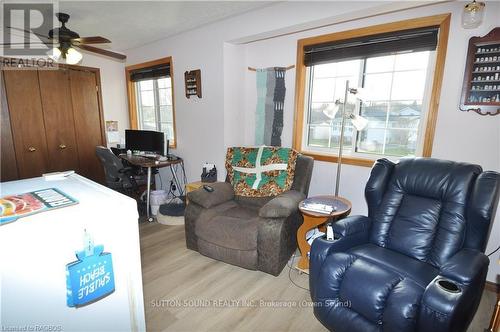 2675 9Th Avenue E, Owen Sound, ON - Indoor Photo Showing Living Room