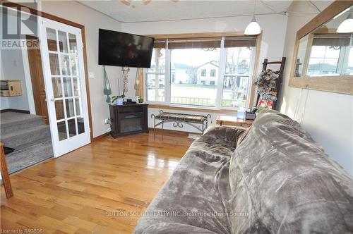 2675 9Th Avenue E, Owen Sound, ON - Indoor Photo Showing Living Room