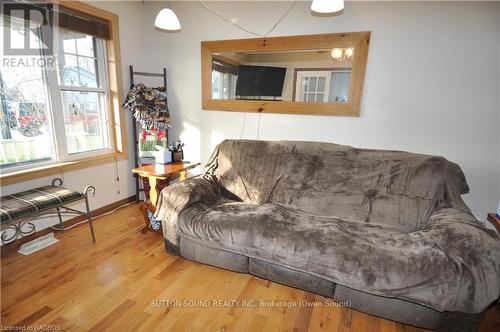 2675 9Th Avenue E, Owen Sound, ON - Indoor Photo Showing Living Room