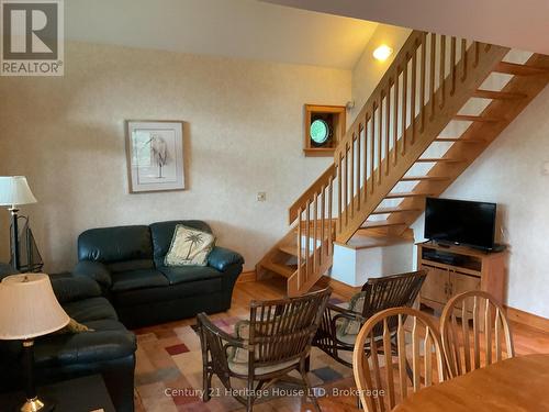 4337 Erie Rd Road, Fort Erie (337 - Crystal Beach), ON - Indoor Photo Showing Living Room