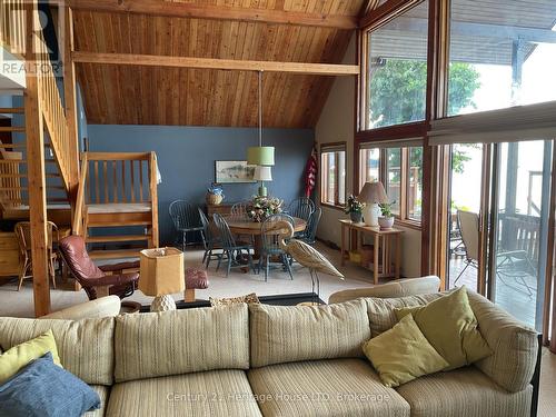 4337 Erie Rd Road, Fort Erie (337 - Crystal Beach), ON - Indoor Photo Showing Living Room