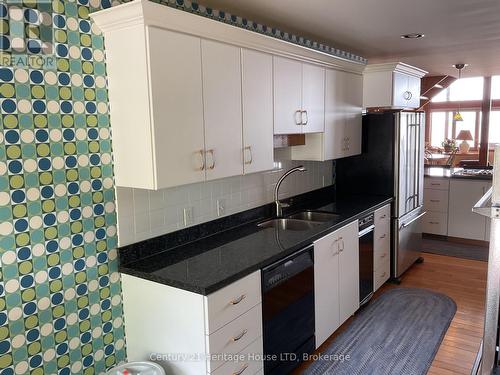 4337 Erie Rd Road, Fort Erie (337 - Crystal Beach), ON - Indoor Photo Showing Kitchen With Double Sink