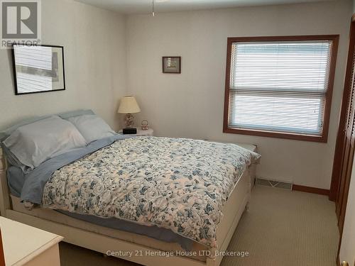 4337 Erie Rd Road, Fort Erie (337 - Crystal Beach), ON - Indoor Photo Showing Bedroom