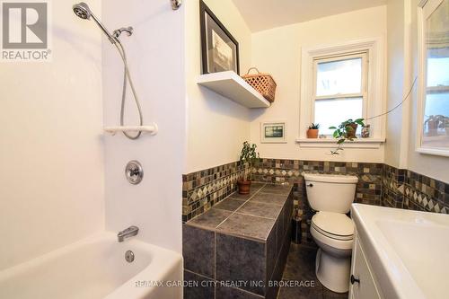 56 Longfellow Avenue, St. Catharines (452 - Haig), ON - Indoor Photo Showing Bathroom