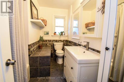 56 Longfellow Avenue, St. Catharines (452 - Haig), ON - Indoor Photo Showing Bathroom