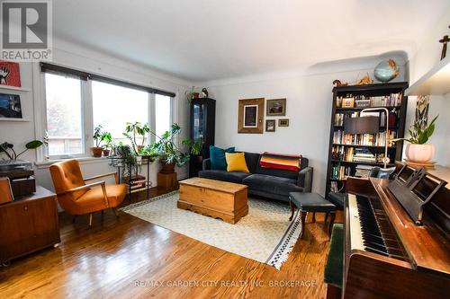 56 Longfellow Avenue, St. Catharines (452 - Haig), ON - Indoor Photo Showing Living Room