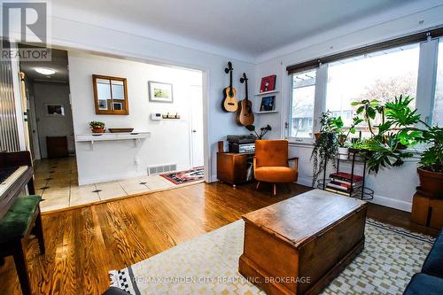 56 Longfellow Avenue, St. Catharines (452 - Haig), ON - Indoor Photo Showing Living Room