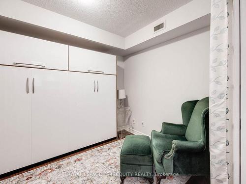 524-5233 Dundas St W, Toronto, ON - Indoor Photo Showing Other Room