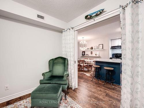 524-5233 Dundas St W, Toronto, ON - Indoor Photo Showing Other Room