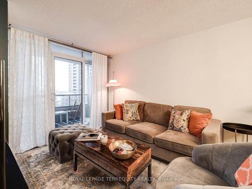 524-5233 Dundas St W, Toronto, ON - Indoor Photo Showing Living Room