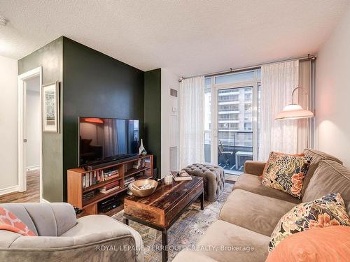 524-5233 Dundas St W, Toronto, ON - Indoor Photo Showing Living Room