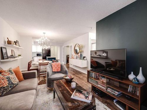 524-5233 Dundas St W, Toronto, ON - Indoor Photo Showing Living Room