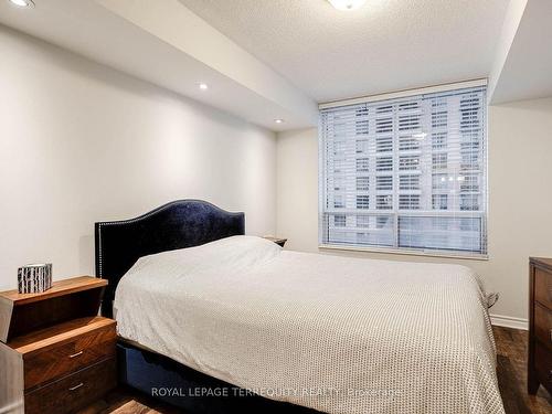 524-5233 Dundas St W, Toronto, ON - Indoor Photo Showing Bedroom