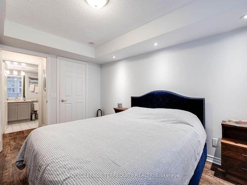 524-5233 Dundas St W, Toronto, ON - Indoor Photo Showing Bedroom