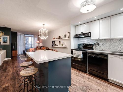 524-5233 Dundas St W, Toronto, ON - Indoor Photo Showing Kitchen