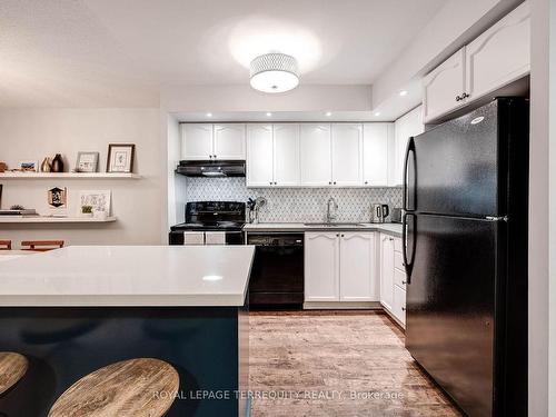 524-5233 Dundas St W, Toronto, ON - Indoor Photo Showing Kitchen