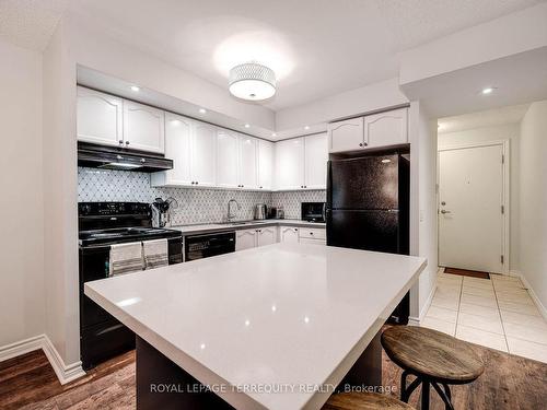 524-5233 Dundas St W, Toronto, ON - Indoor Photo Showing Kitchen