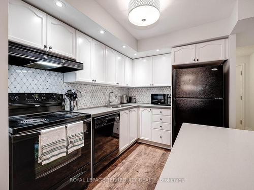 524-5233 Dundas St W, Toronto, ON - Indoor Photo Showing Kitchen