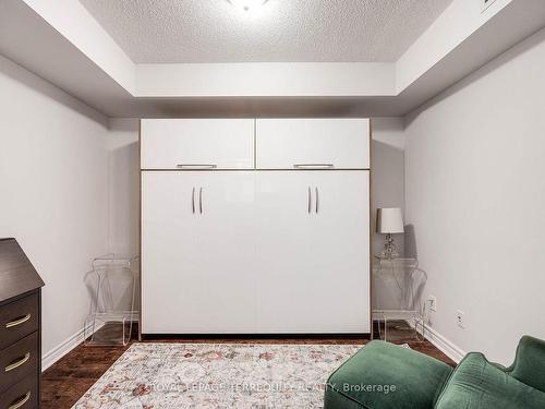 524-5233 Dundas St W, Toronto, ON - Indoor Photo Showing Other Room