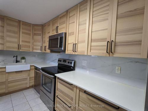 2007-3700 Kaneff Cres, Mississauga, ON - Indoor Photo Showing Kitchen